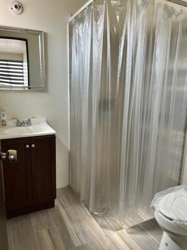 a bathroom with a shower with a shower curtain at Casa 25 Centrica con 3 recamaras in Hermosillo