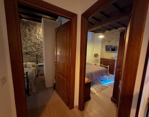 Bilik mandi di IL VICOLETTO Apartment - Charming independent holiday home in the historic center of Fiuggi, elegant and cozy, near the Thermal Baths and Wellness Retreats - FIUGGI