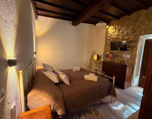 Katil atau katil-katil dalam bilik di IL VICOLETTO Apartment - Charming independent holiday home in the historic center of Fiuggi, elegant and cozy, near the Thermal Baths and Wellness Retreats - FIUGGI