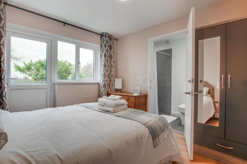 a bedroom with a large bed and a bathroom at 3 Bed in Great Waldingfield oc-ac2 in Waldingfield