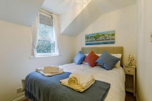 a bedroom with a bed with towels on it at 3 Bed in Porthleven oc-1seav in Porthleven