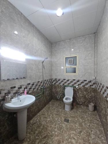 un bagno con lavandino e WC di Black Moon Studio jimi a Al Ain