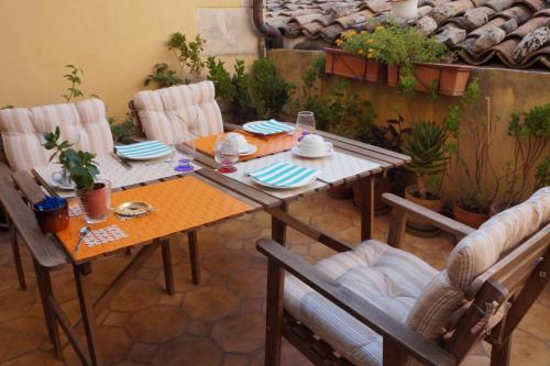 a dining table and chairs in a room with plants at Risveglio Ibleo in Ragusa