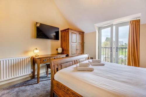 a bedroom with a bed and a desk and a window at 1 Bed in Pershore oc-t29051 in Pershore