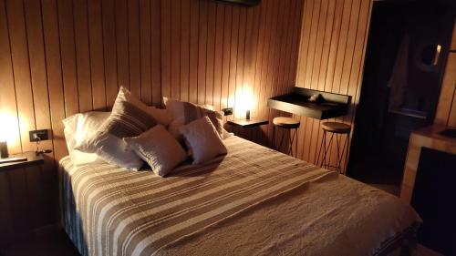 a bedroom with a bed with white sheets and pillows at Refugios de Rio Ilo in Concepción del Uruguay