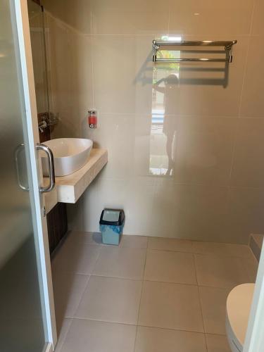 a bathroom with a sink and a toilet at Villa WENHOMANN in Lovina
