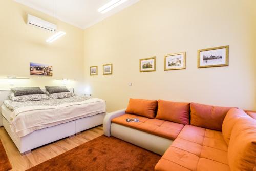 Orange Apartment in the heart of Budapest with free garage
