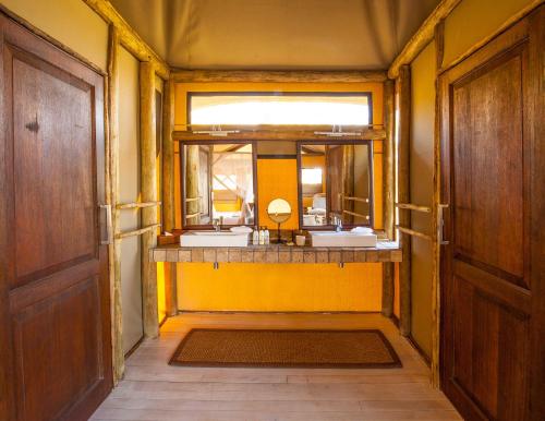 Ghoha Hills Savuti Lodgeにあるベッド