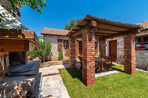 Seaside house with a swimming pool Posedarje - Novigrad - 25193