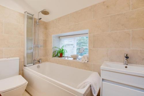 ein Badezimmer mit Badewanne, Toilette und Waschbecken in der Unterkunft 2 Bed in High Fremington oc-ds375 in Reeth