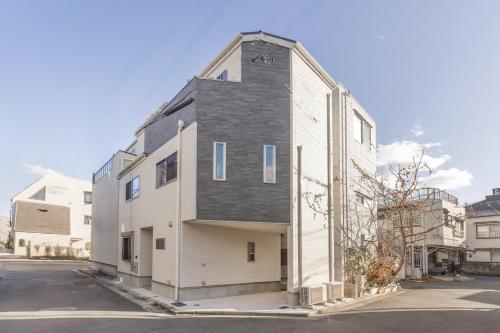 6 mins from Skytree, 4 minutes on foot from the station, free parking, maximum 8 people, newly built