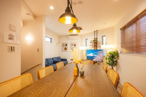 6 mins from Skytree, 4 minutes on foot from the station, free parking, maximum 8 people, newly built