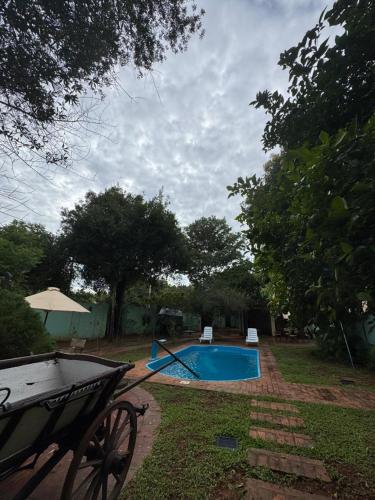 ein Swimmingpool im Garten eines Hauses in der Unterkunft Casa quinta en Capiatá in Capiatá