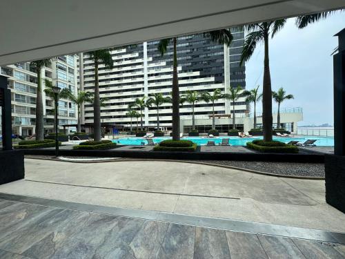 a courtyard with palm trees and a large building at Love Apartment in Guayaquil