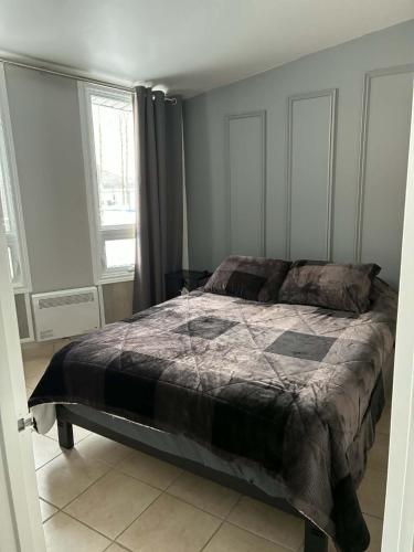 a bedroom with a large bed in a room at Le Numéro 1 in Val-Brillant