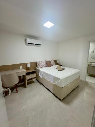 a bedroom with a bed and a desk and a chair at Tranquilidade e conforto proximo ao mar in Vila Velha