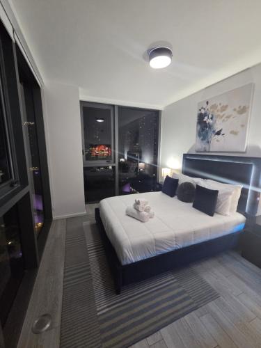 a bedroom with a large white bed in a room at Miami-Brickell Luxury 2BR-2BATH with skyline VIEWS - walking distance to KASEYA-HEAT ARENA & BAYSIDE - Port of MIAMI cruise ships in Miami