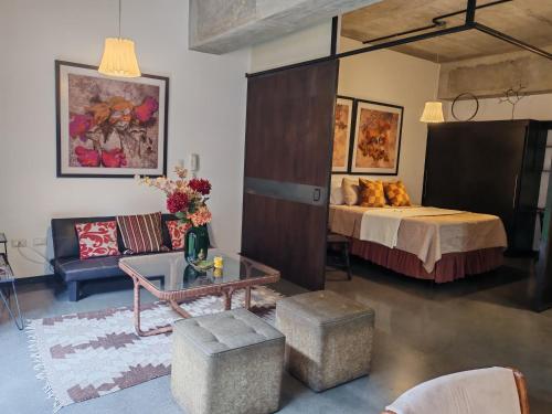 Modern Loft in Zone 4 with Free Parking