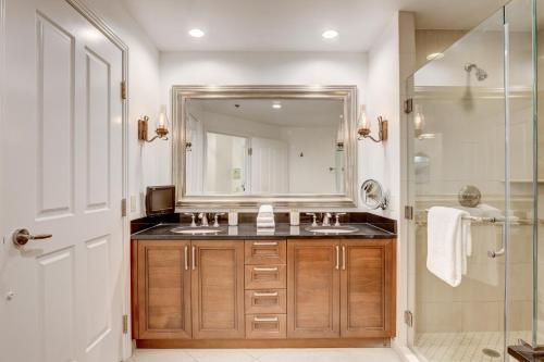 a bathroom with a sink and a mirror at SPHERE VIEW - Signature MGM Resort Lucky Gem Penthouse & Luxury Suites 27817 in Las Vegas