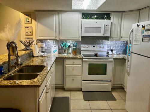 Beachfront Bliss 3BR Oceanfront Condo with Pool and Hot Tub photo 21