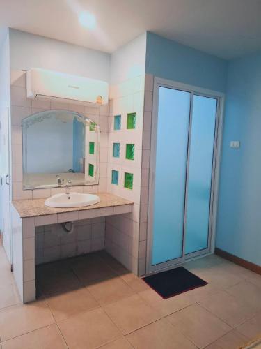 a bathroom with a sink and a mirror at แฟนตาซีรีสอร์ท สระบุรี in Ban Khok Sawang (1)