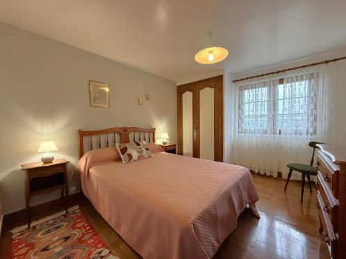 a bedroom with a bed and two lamps and a window at Ordokia in Lasse