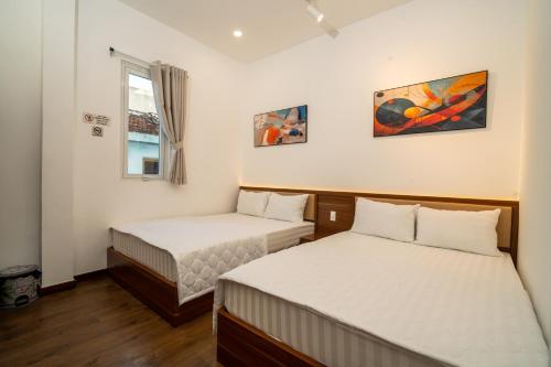a room with two beds and a window at Hotel Thanh Van 2 in Tuy Hoa