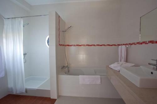 Kamar mandi di Cantinho das Buganvilias AT****