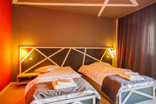 Una cama o camas en una habitación de Net Hotel Pitesti