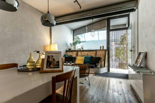 a kitchen and living room with a table and chairs at Citystyle Apartment In Medieval Monflanquin in Monflanquin
