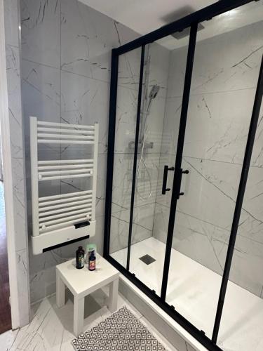 a bathroom with a shower and a mirror at Appartement Premium Genius - Chambre séparée -vue Mer -Jardin Clôturé -Terrasse -Parking - Piscine Chauffée du 04 Avril au 01 Novembre- Saint Raphaël in Agay - Saint Raphael