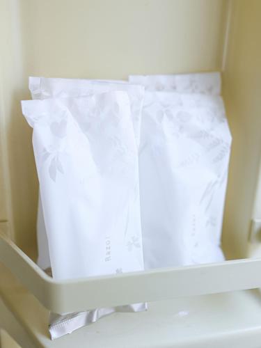 two white bags sitting on top of a shelf at ROOMzero 5号室 in Hanazonomachi