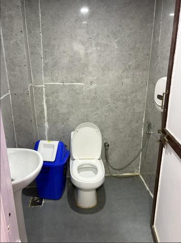 ein Badezimmer mit Toilette und Waschbecken in der Unterkunft Highcamp B&B in Namche