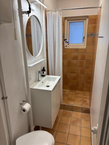a bathroom with a sink and a toilet and a mirror at Vejle Liv in Vejle
