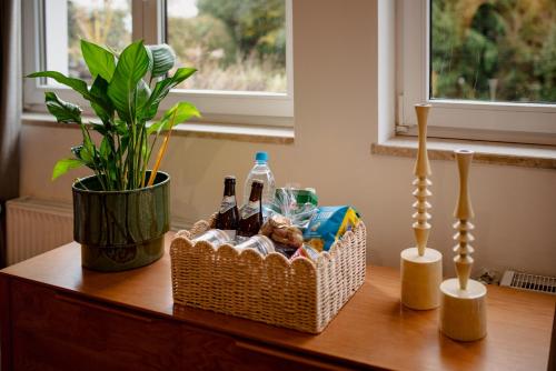 a basket of beer bottles and a plant on a table at Helle Wohnung in Seenähe in Berg am Starnberger See