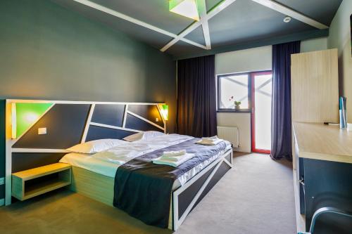 Una cama o camas en una habitación de Net Hotel Pitesti