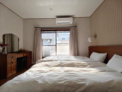 Funyado,Spacious 5BR Home,2 Bathrooms,3 Toilets,Private Garage,Direct KIX,Near USJ,Umeda & Foodie Hub