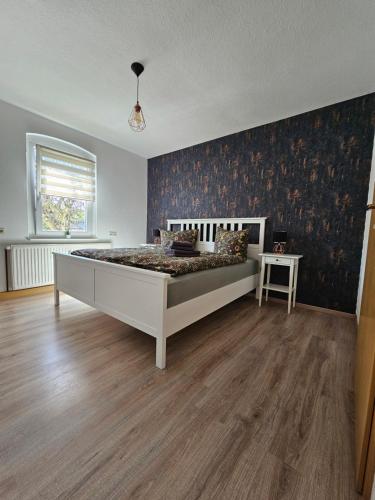 a bedroom with a large bed in a room at Ferienwohnung Alpakahof in Kleinreinsdorf