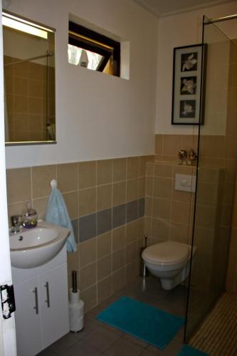a bathroom with a toilet and a sink at Skjólsteinar in Grundarfjordur