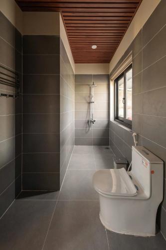 a bathroom with a toilet and a shower at Homestay coffee Hoàng Nhạn in Mỹ Hòa (1)