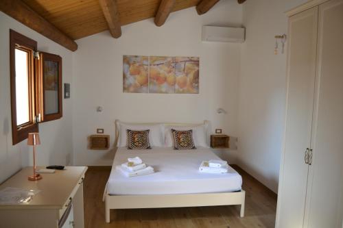 a bedroom with a white bed in a room at Agriturismo Tenute Mauro in Ispica