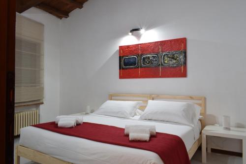 ヴェローナにあるFilippini 24のベッドルーム(赤い毛布付きの白い大型ベッド1台付)