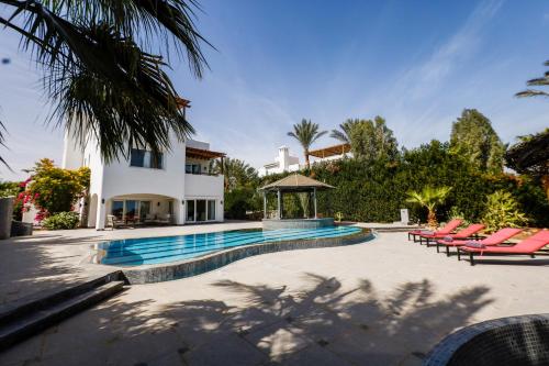 Dream Retreat - Private beach & pool -White Villas