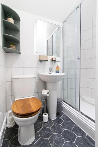 a bathroom with a toilet and a sink at Central Stamford Townhouse With Parking in Stamford