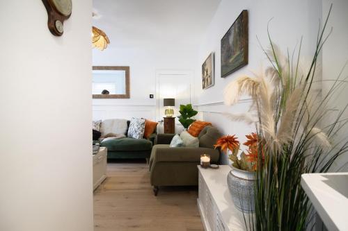 a living room with a couch and a chair at Central Stamford Townhouse With Parking in Stamford