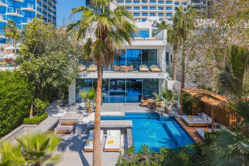 FIVE Palm Beachfront Villa -Private Pool & Jacuzzi, Panoramic Views, by Exclusive Holiday Homes
