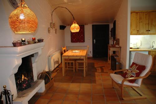 sala de estar con chimenea, mesa y sillas en Loft con chimenea y terraza con vistas en Montsonis