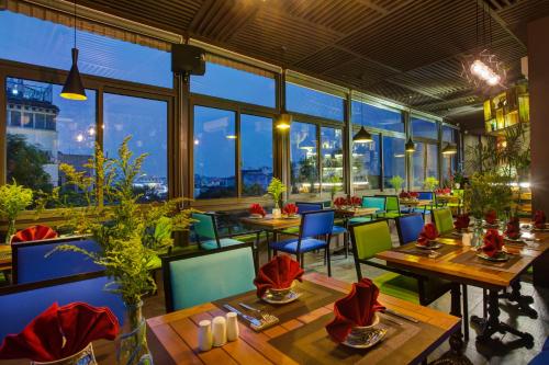 Un restaurante o sitio para comer en Hanoi La Selva Hotel