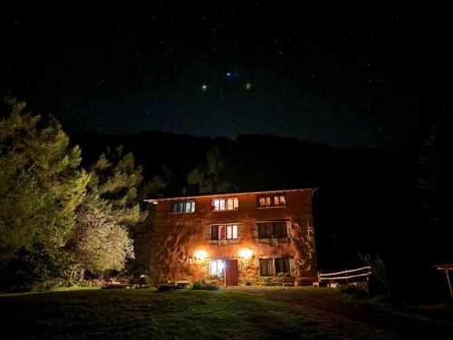 a building at night with the lights on at Casa Rural Ecológica Kaaño Etxea el Bosque y la Naturaleza Sentir in Arrarats