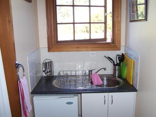A kitchen or kitchenette at Cornwall Cottage